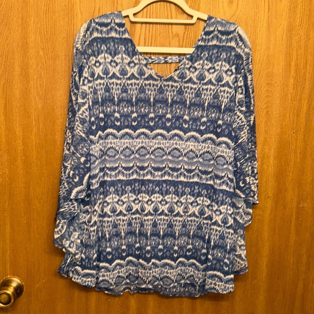 New Directions V-Neck Blue & White Print Cape Top Size 1X